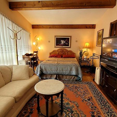 A Stunning Chalet Style Home 토론토 외부 사진