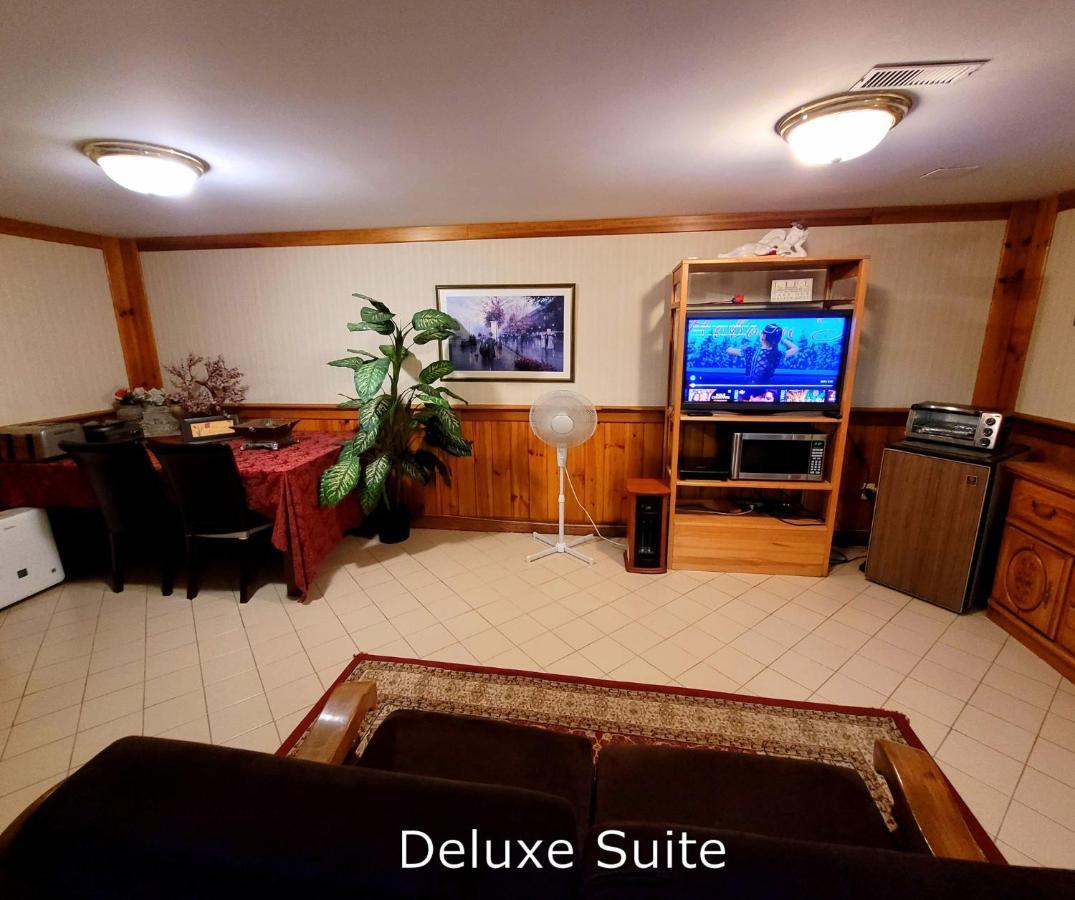 A Stunning Chalet Style Home 토론토 외부 사진