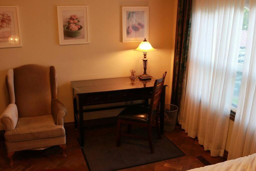 A Stunning Chalet Style Home 토론토 객실 사진