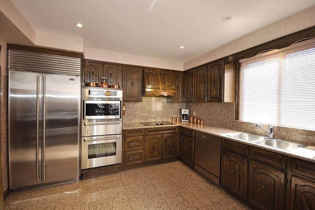 A Stunning Chalet Style Home 토론토 객실 사진