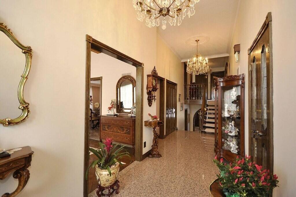 A Stunning Chalet Style Home 토론토 객실 사진