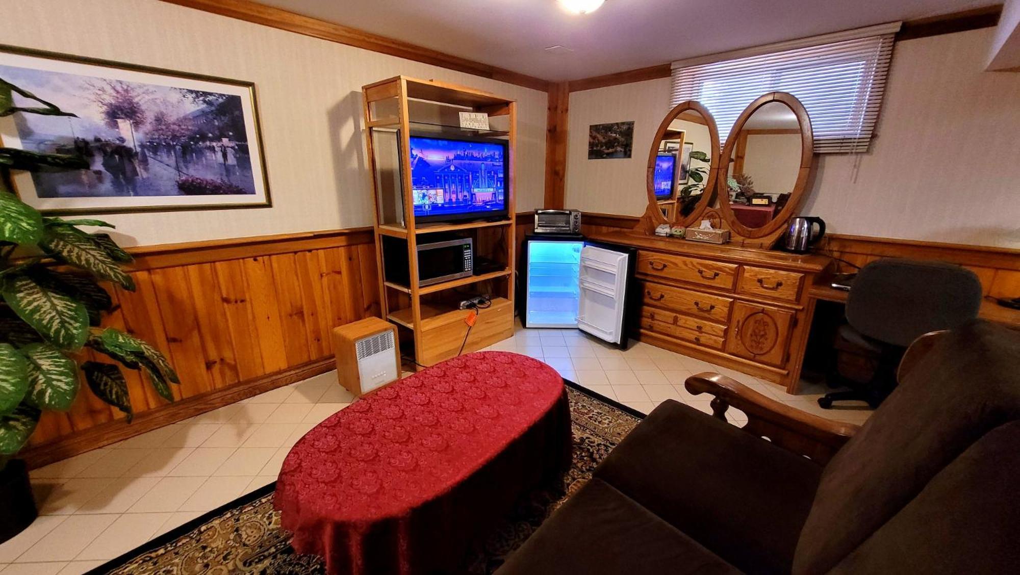 A Stunning Chalet Style Home 토론토 객실 사진