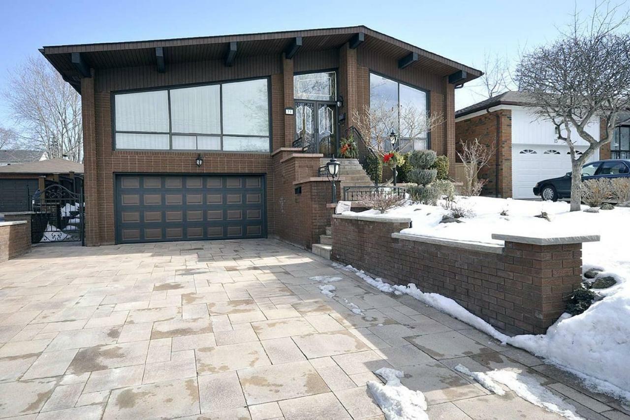 A Stunning Chalet Style Home 토론토 외부 사진